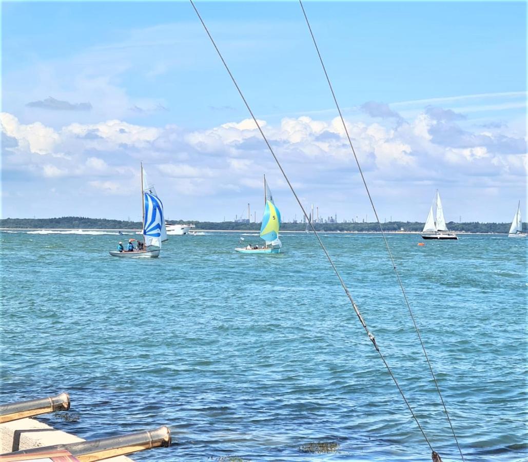 Cliffhanger 18 Castle Road Cowes  Buitenkant foto