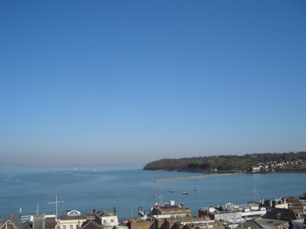 Cliffhanger 18 Castle Road Cowes  Kamer foto